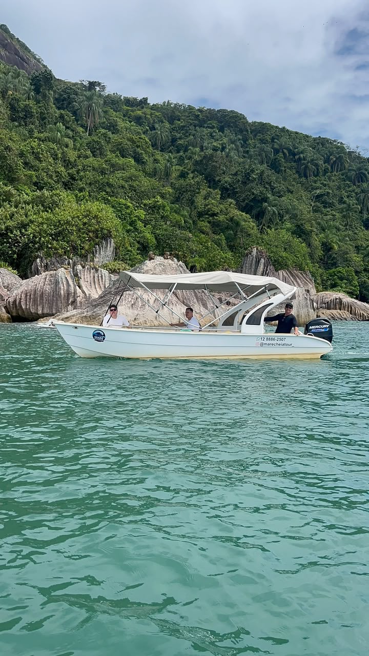 Embarcação da Maré Cheia Tours navegando por águas transparentes
