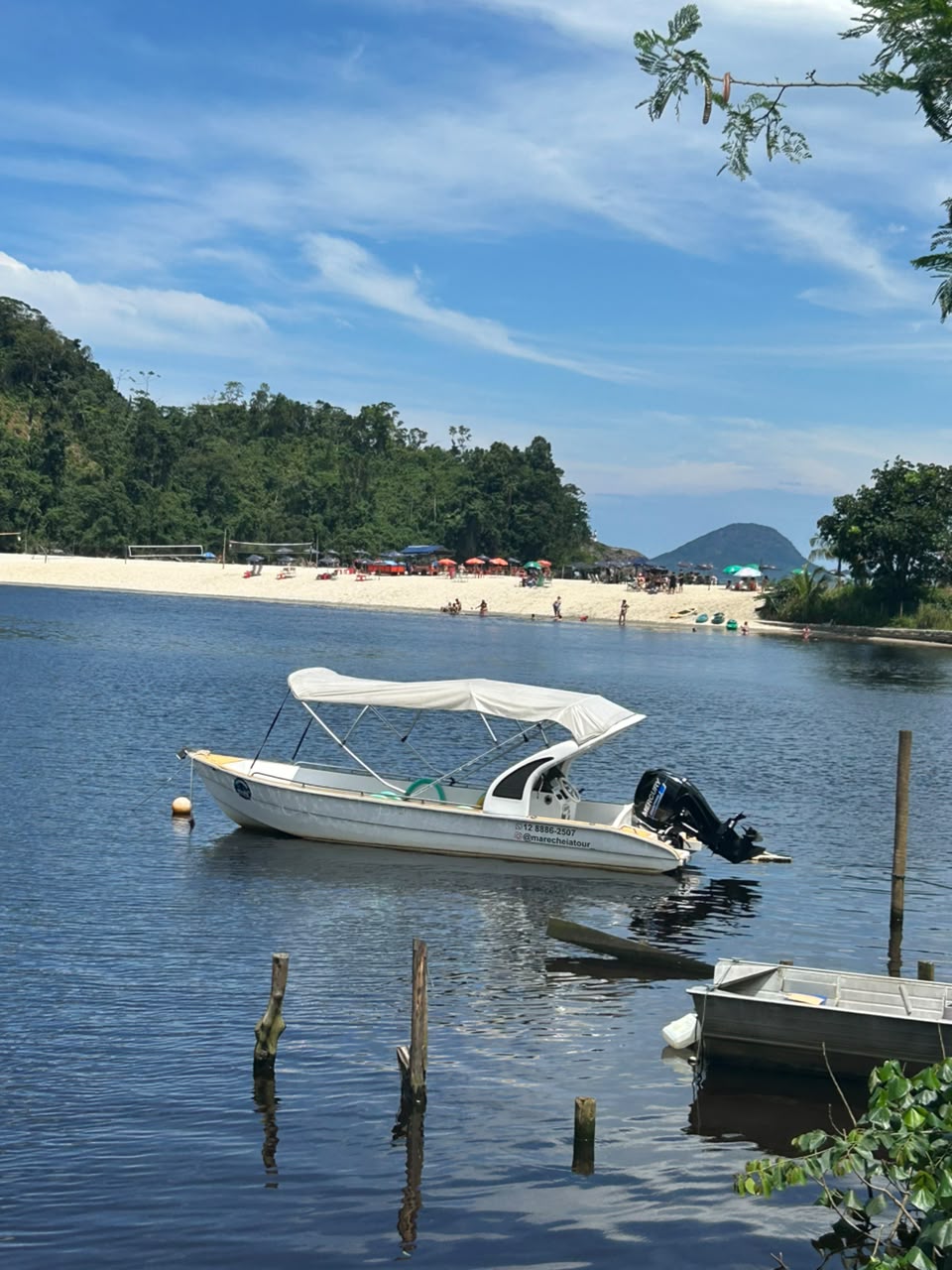 Embarcação da Maré Cheia Tours ancorada em frente à praia de Barra do Una