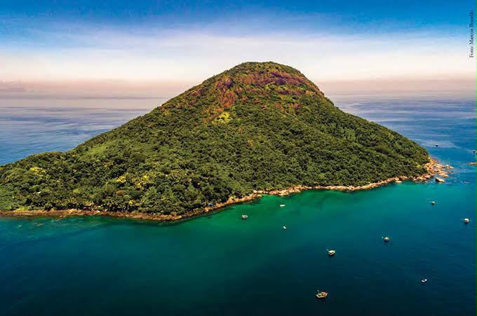 Vista aérea de ilha do litoral norte de São Sebastião